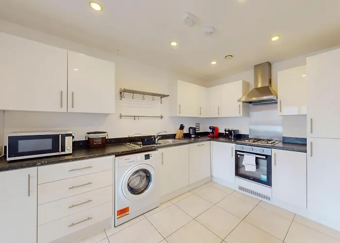 Spacious 3-Bed With Balcony, 5-Min Walk To Station