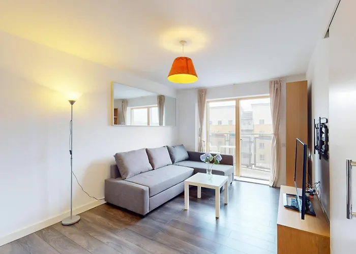 Spacious 3-Bed With Balcony, 5-Min Walk To Station