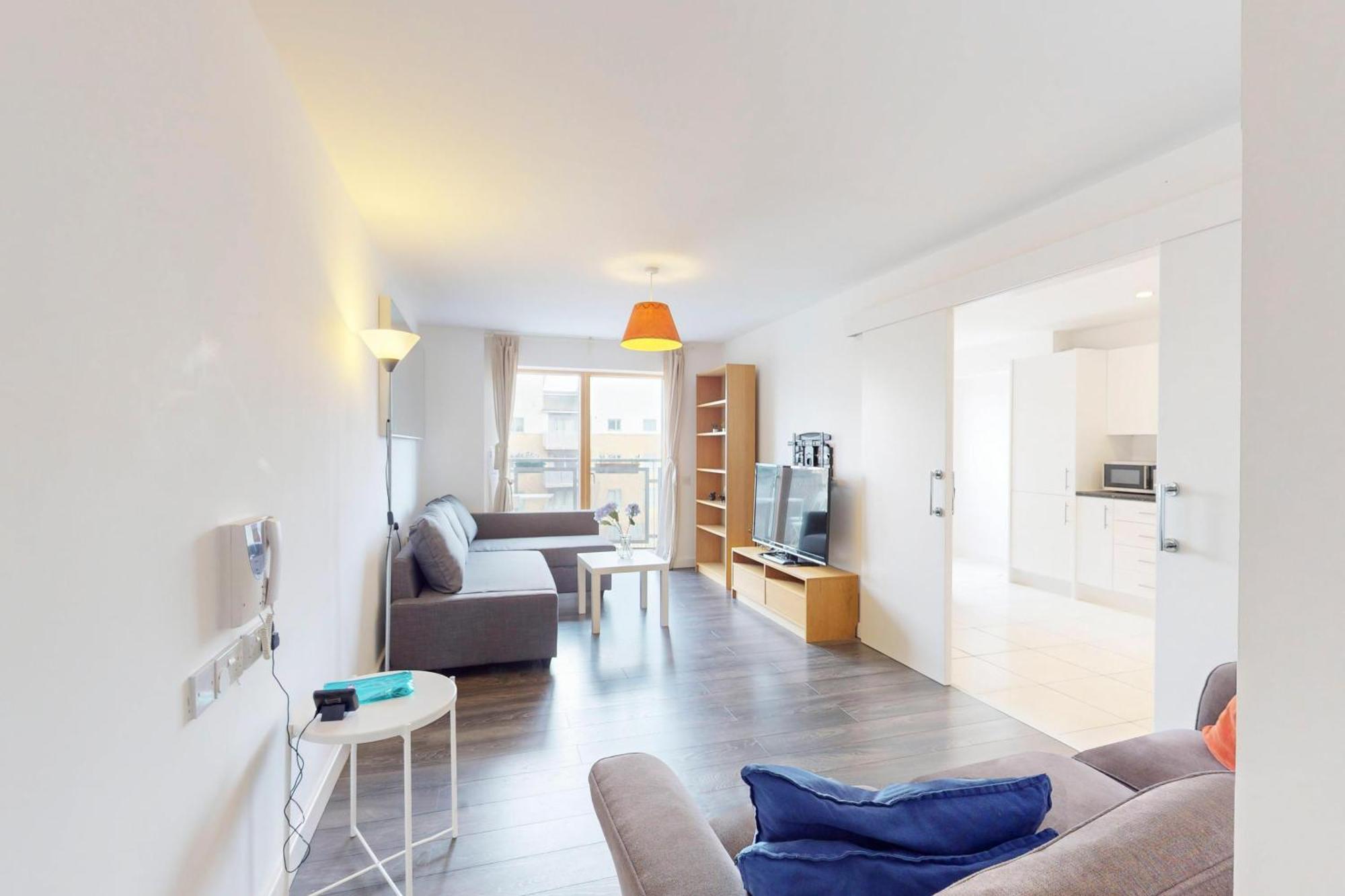 Spacious 3-bed With Balcony, 5-min Walk To Station Апартаменты *