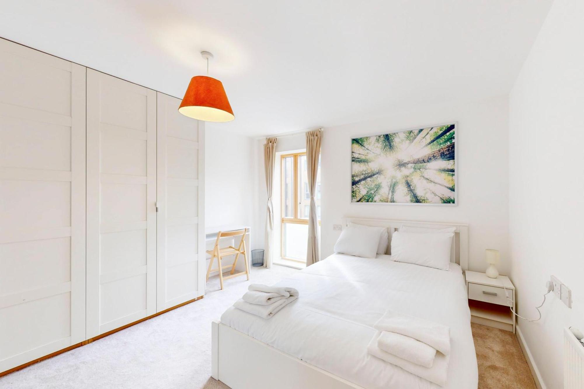 Spacious 3-bed With Balcony, 5-min Walk To Station Апартаменты *