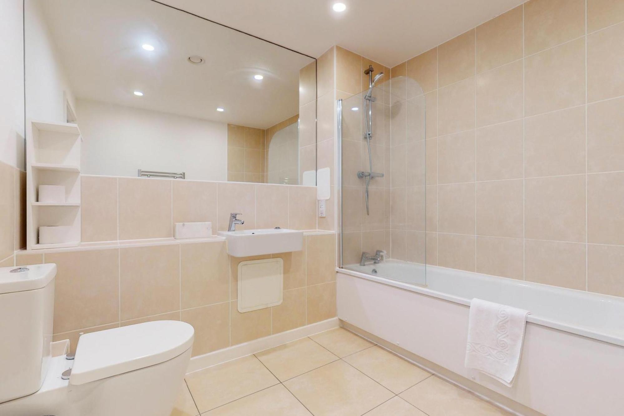Spacious 3-bed With Balcony, 5-min Walk To Station Апартаменты