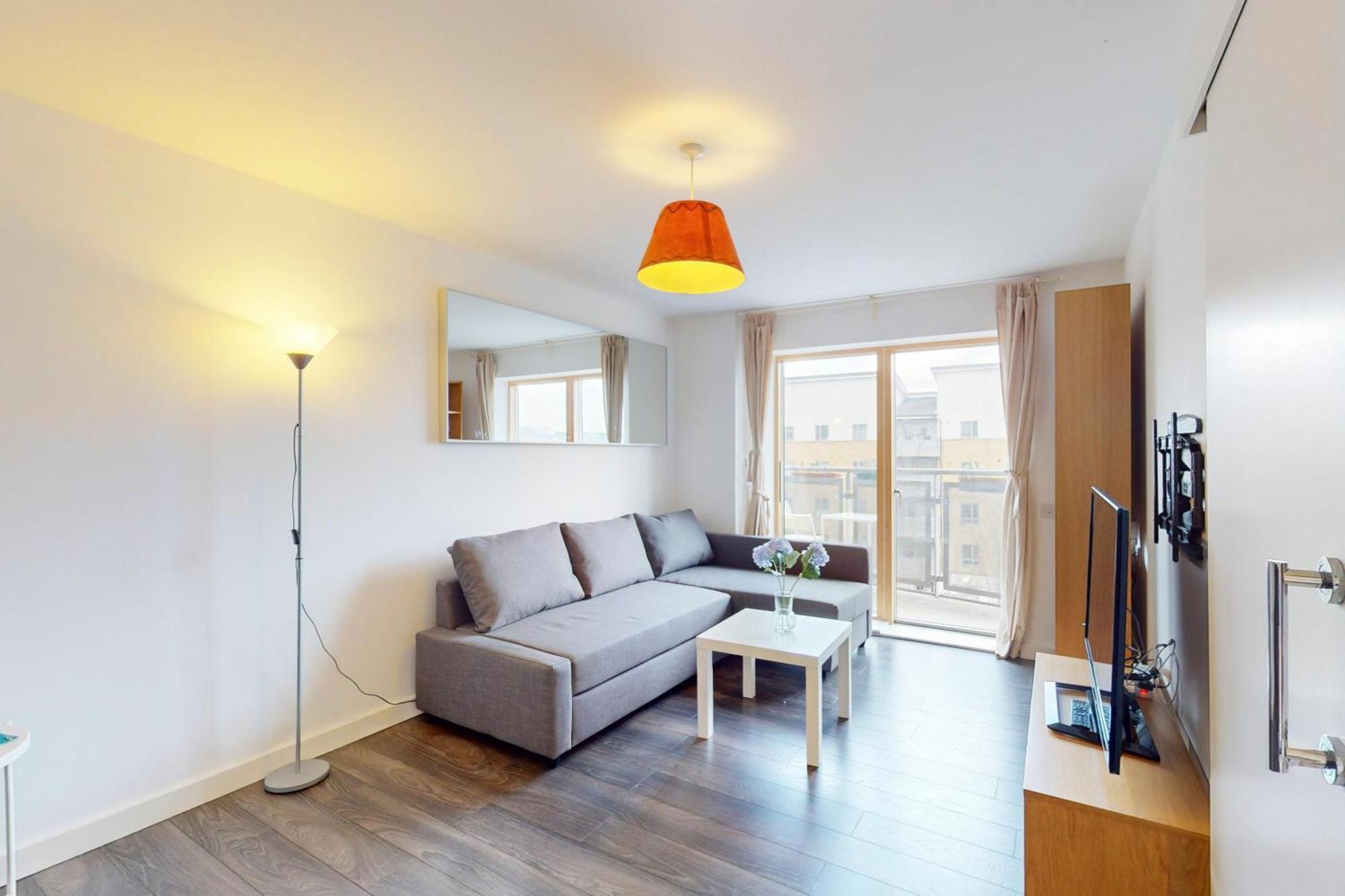 Апартаменты Spacious 3-bed With Balcony, 5-min Walk To Station Лондон